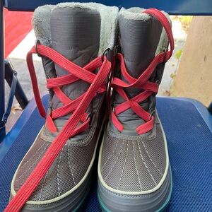 Sorel Womens Snow Boot - Gray with red shoe strings Size 7.5